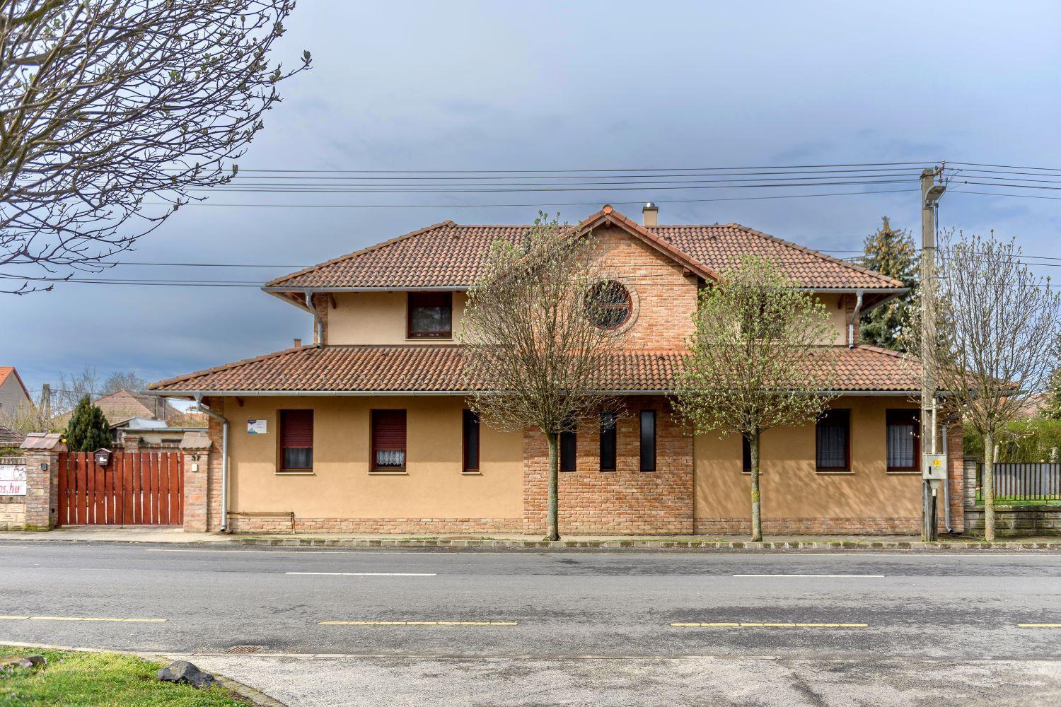 Cherry Apartmanhaz Sarvar Exterior photo