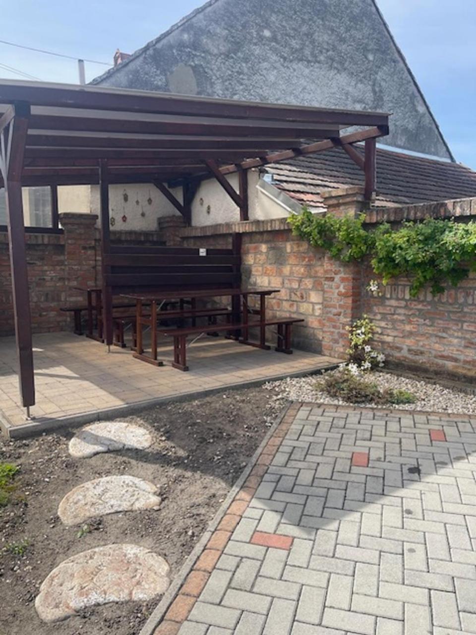 Cherry Apartmanhaz Sarvar Exterior photo