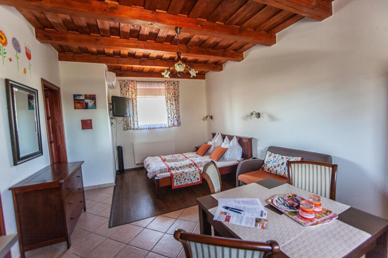 Cherry Apartmanhaz Sarvar Exterior photo